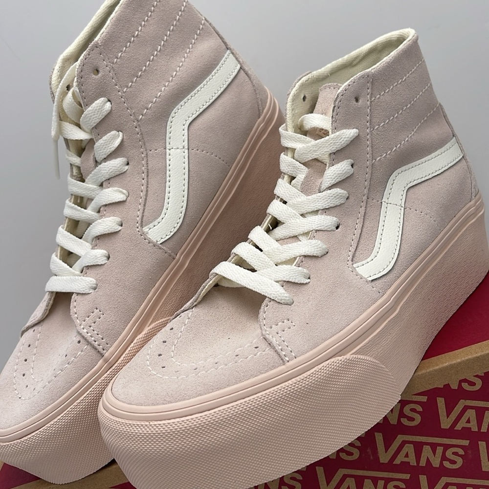 Vans WMNS Sk8-Hi Tapered Stacked Suede Shell
VN0A5JMKBXO
Platforms Sneakers - Picture 8 of 16